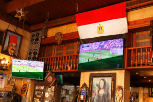 Kairo, Giseh, Ägypten, al-Muizz-Straße ( Al Moez Ldin Allah Al Fatmi), Cafe, innen, Fernseher, Flagge Kairo, Giseh, Ägypten, al-Muizz-Straße ( Al Moez Ldin Allah Al Fatmi), Cafe, innen, Fernseher, Flagge